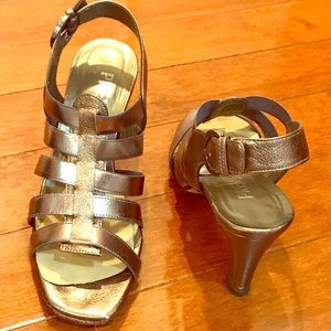 Dressy sandal in bronze and silver.